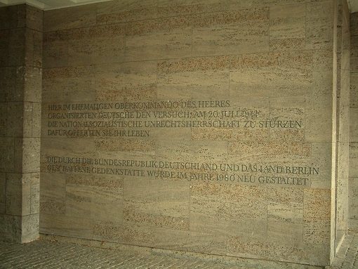 Inschrift in der Toreinfart der Gedenkstätte